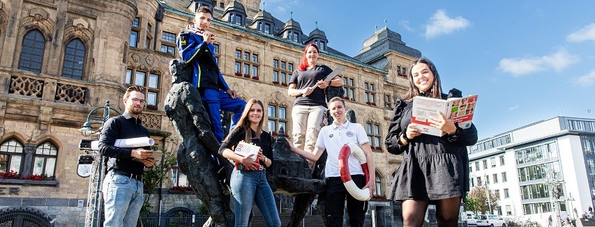 Auszubildende vor dem Rathaus